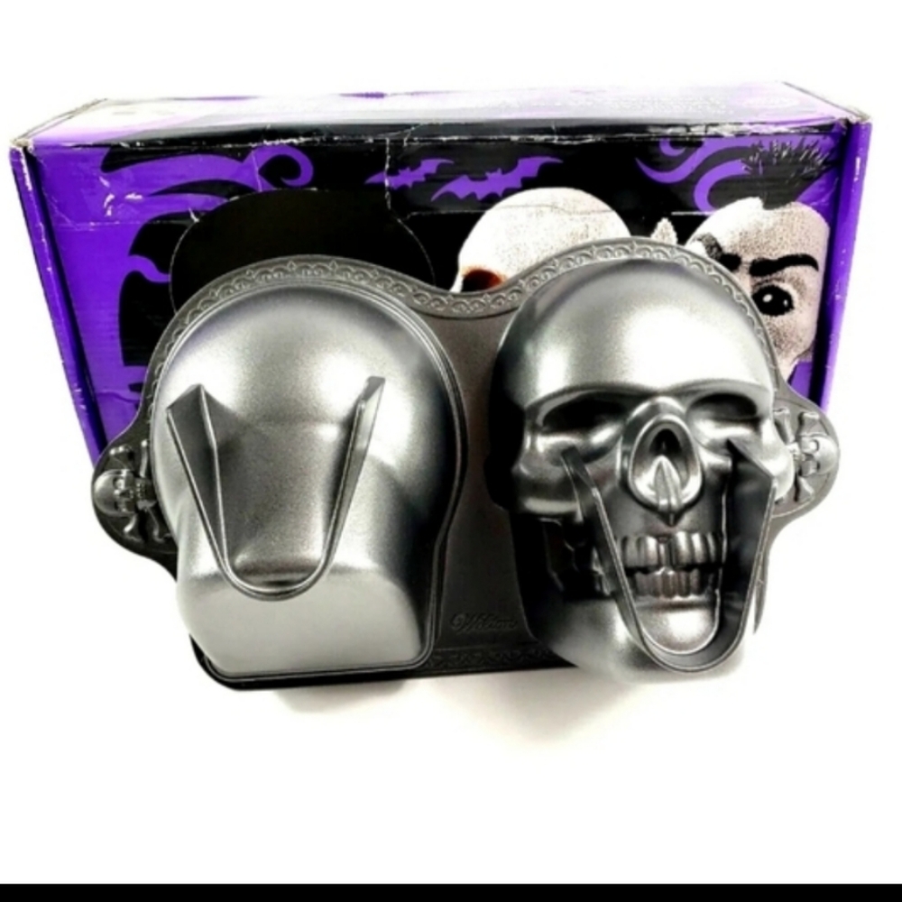 Skull Cake Pan Wilton 3-D Skull Cake Pan Mold Halloween Gothic Monster Skeleton